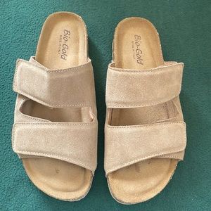 Bio-Gold suede slides